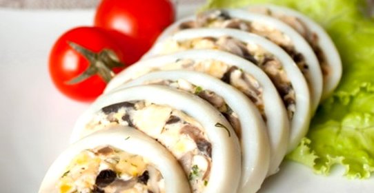 Кальмары, фаршированные омлетом и шампиньонами