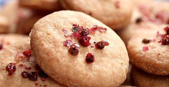 Сырное печенье с розовым перцем