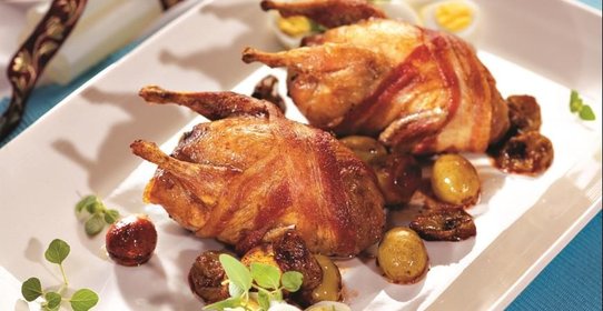 Перепела с виноградом и перепелиными яйцами