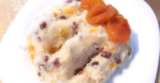 Манная каша с курагой и изюмом