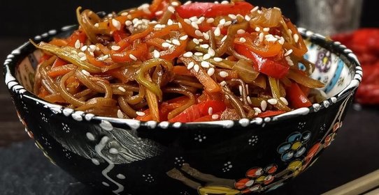 Гречневая лапша, приготовленная в воке, с соусом Якисоба