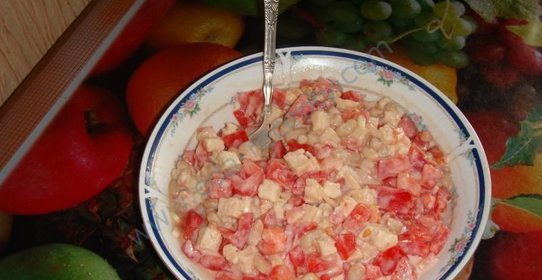 Постный салат с фасолью помидорами сухариками