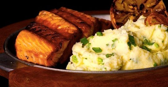 Морская форель со спаржей и лимонами, жаренными на гриле