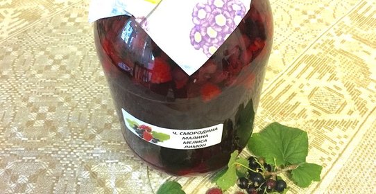 Компот из малины и черной смородины