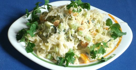 Макароны с кабачками и зеленым горошком