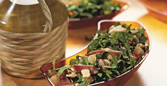 Зеленый салат с беконом