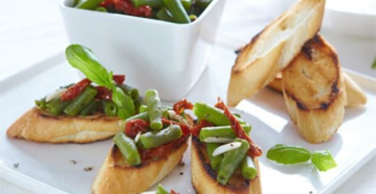 Брускетта с зеленой фасолью и вялеными томатами