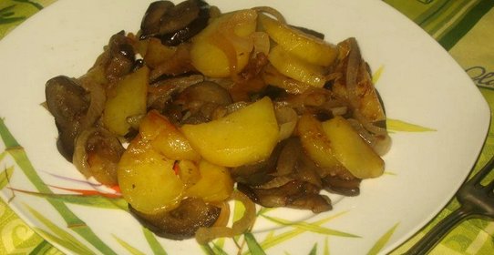 Жареный картофель с баклажаном и луком