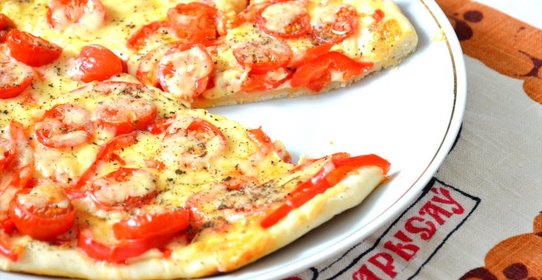 Пицца по‑итальянски с помидорами черри и двумя видами сыра