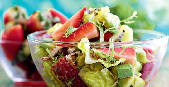 Салат из клубники, киви и авокадо с медовой заправкой