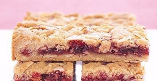 Фруктовые пирожные с миндалем