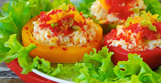 Салат с копченым кальмаром в перце