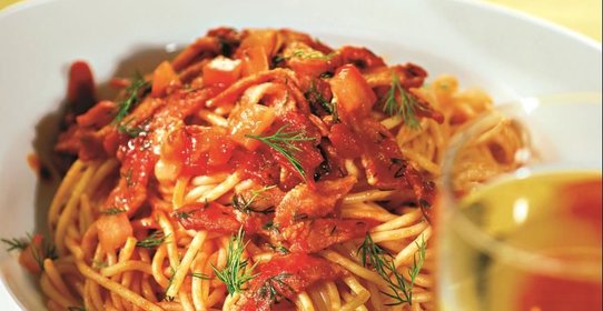 Спагетти с ветчиной в томатном соусе