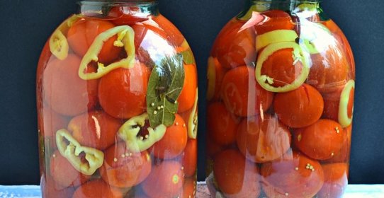 Помидоры маринованные со сладким перцем и зернами горчицы
