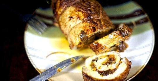 Свиной рулет с морковью и черносливом