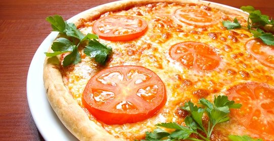 Пицца с помидорами и сыром