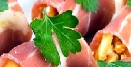 Рулетики из хамона с острым арахисом