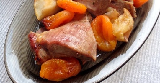 Индейка с курагой и яблоками