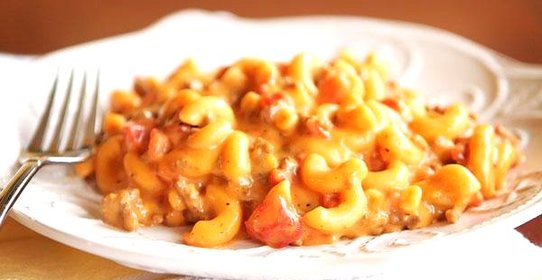 Макароны с фаршем, помидорами и сырным соусом