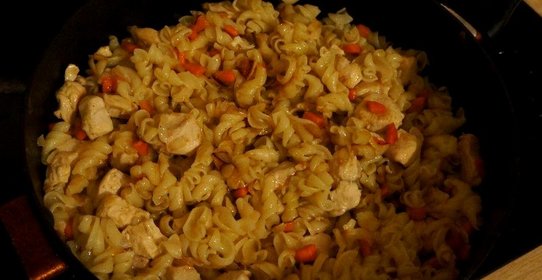 Макароны с кусочками курицы