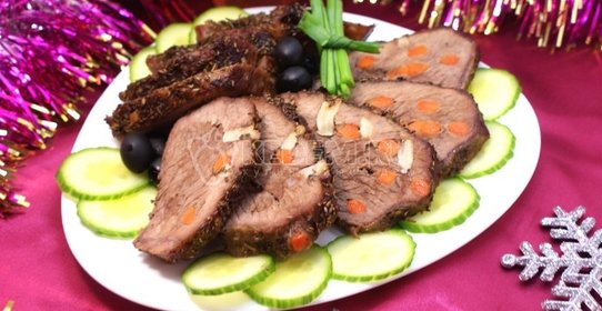 Мясо, шпигованное чесноком и морковью