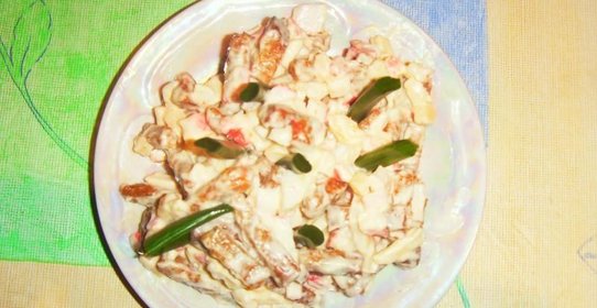 Салат крабовые палочки сухарики