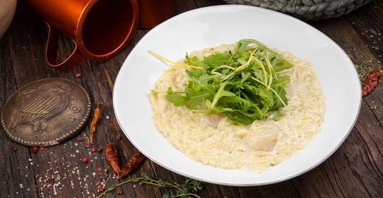 Крифарото Мэ Хтенья (греческие макароны с гребешками в сливочном соусе)