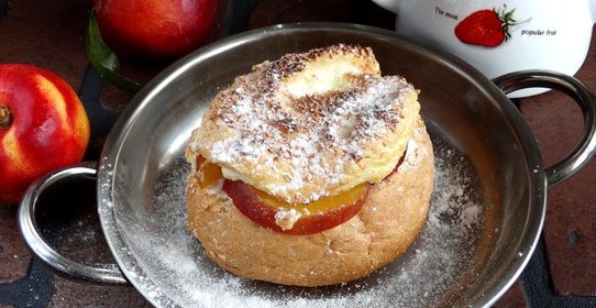 Десерт с нектаринами в булочке