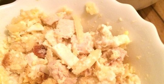Салат из курицы с сыром и сухариками