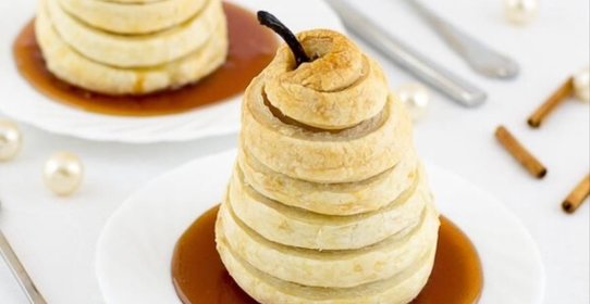 Запечённая груша в слоеном тесте с медовым сиропом