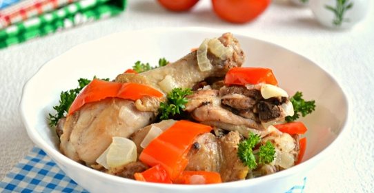 Курица тушеная со сладким болгарским перцем