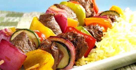 Говяжьи шашлыки на гриле с зелеными перцами и цукини