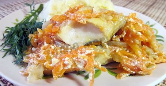 Тушеный минтай с луком и морковью