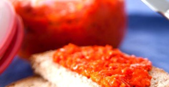 Постный спред из жареных перцев, семян подсолнуха и чили