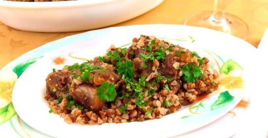 Баранина, тушенная с гречкой