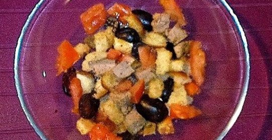 Салат «Груцам» с запеченным мясом, виноградом, помидорами и гренками