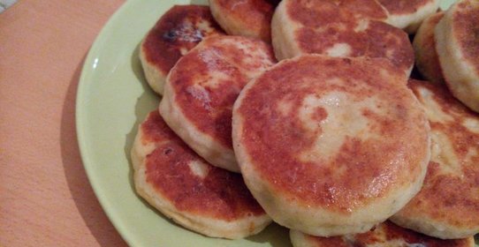 Творожно-манные лепешки с вишней и восточной ноткой