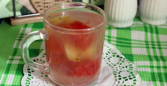 Летний компот с арбузом, яблоком и ягодами