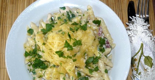 Паста с копченой колбасой и куриной грудкой в сливочном соусе