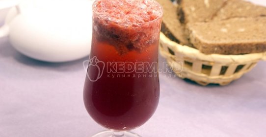 Коктейль с красным вином и клубникой