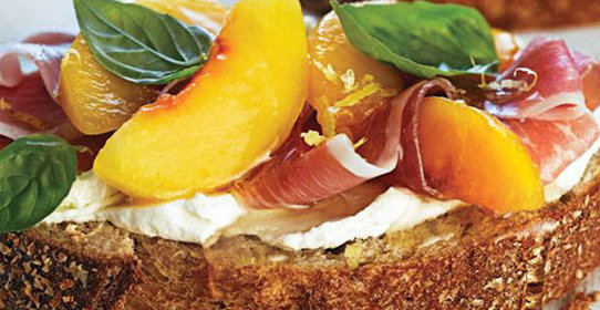 Брускетта с хамоном и персиками