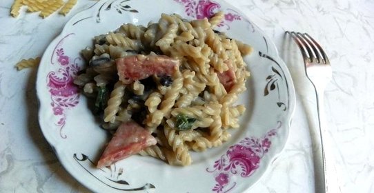 Макароны с грибами и колбасой