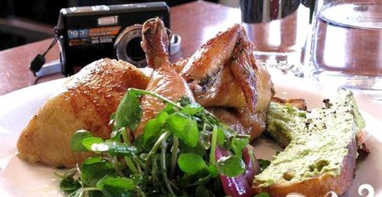 Курица с кресс-салатом и редисом