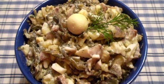 Салат с морской капустой и перепелиными яйцами