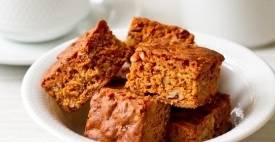 Пирог с вареной сгущенкой и грецкими орехами