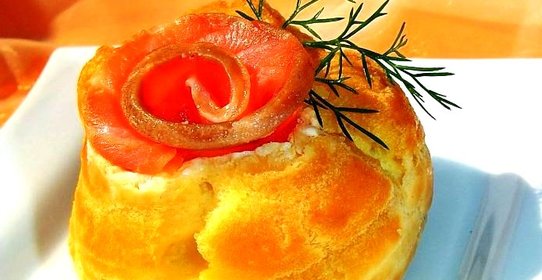 Профитроли с красной рыбой