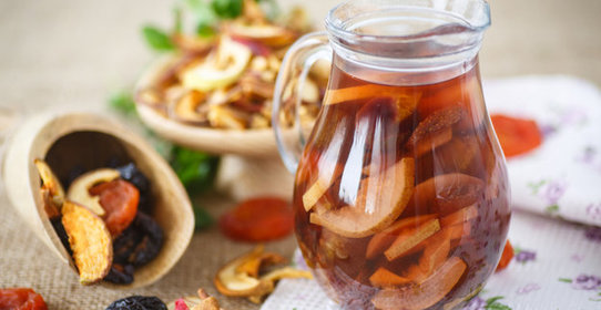 Компот из сухофруктов и брусники