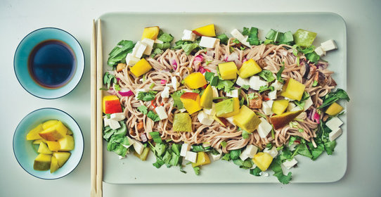 Гречневая лапша с баклажаном и манго