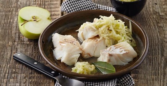 Треска отварная с яблоками и хреном
