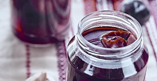 Маринованные сливы с чесноком